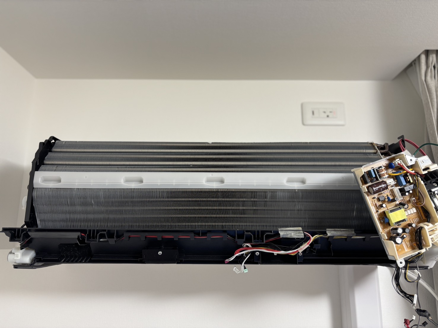 日立エアコン「白くまくん」RAS-ZJ63M2を完全分解クリーニング！真っ黒